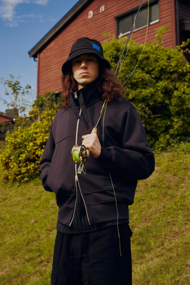 FFC(에프에프씨) x DOCUMENT(도큐먼트) Stand Collar Zip-Up Sweat(스탠드 칼라 집업 스웨트)는 미니멀하고 베이직한 스타일의 남녀 공용 상의입니다. 가을, 겨울에 어울리는 두꺼운 두께감의 면 소재로 제작되어 부드러운 촉감을 선사합니다. 스탠드 칼라와 긴 소매, 세미 루즈 핏 디자인으로 편안한 착용감을 제공하며, 투웨이 지퍼, 사이드 포켓, 로고 가죽 패치가 특징입니다. 일상, 집콕, 동네 마실룩 등 다양한 TPO에 활용하기 좋으며, 미니멀, 클래식, 캐주얼 스타일을 즐기는 분들께 추천합니다.
