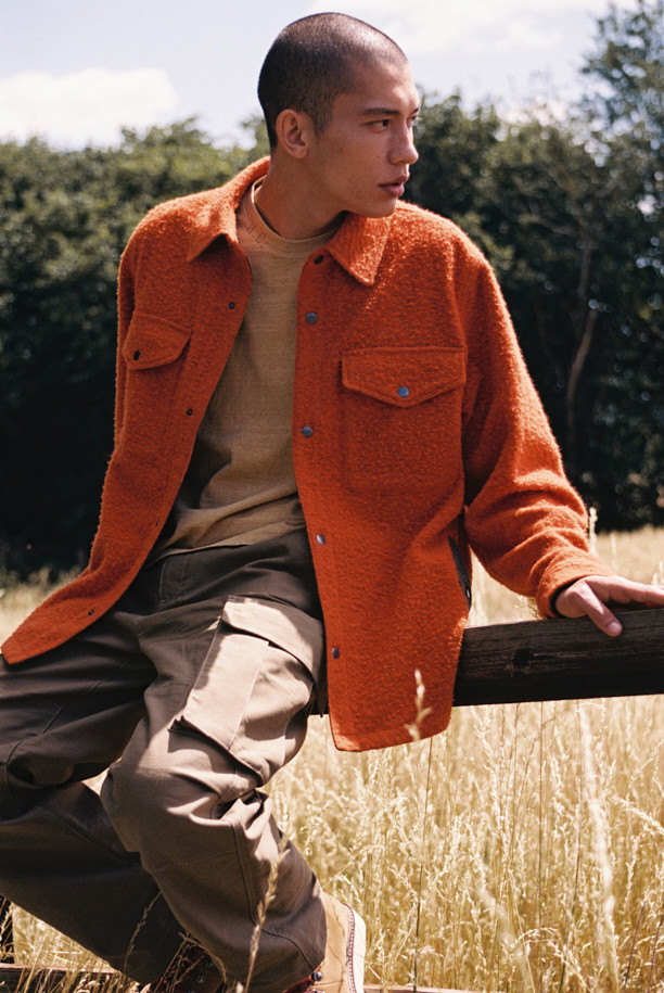 [Fly Fishing Club] 카젠티노 피싱 셔츠는 아웃도어 활동과 일상생활 모두에 어울리는 셔츠형 아우터입니다. 오렌지 컬러의 무지 디자인으로, 가을, 겨울 시즌에 따뜻하고 포근한 스타일을 연출합니다. 루즈핏으로 편안한 착용감을 제공하며, 부드러운 울 소재와 두꺼운 두께감으로 보온성을 높였습니다. 체스트 포켓, 사선 핸드 포켓, D-링 디테일, 코듀로이 포켓 배색, 더블 스티치 밑단 등 다양한 디테일이 돋보입니다. 피싱, 캠핑룩, 데일리룩 등 다양한 TPO에 클래식, 캐주얼, 워크웨어 스타일로 활용 가능하며, 발수 기능으로 쾌적함까지 더했습니다.
