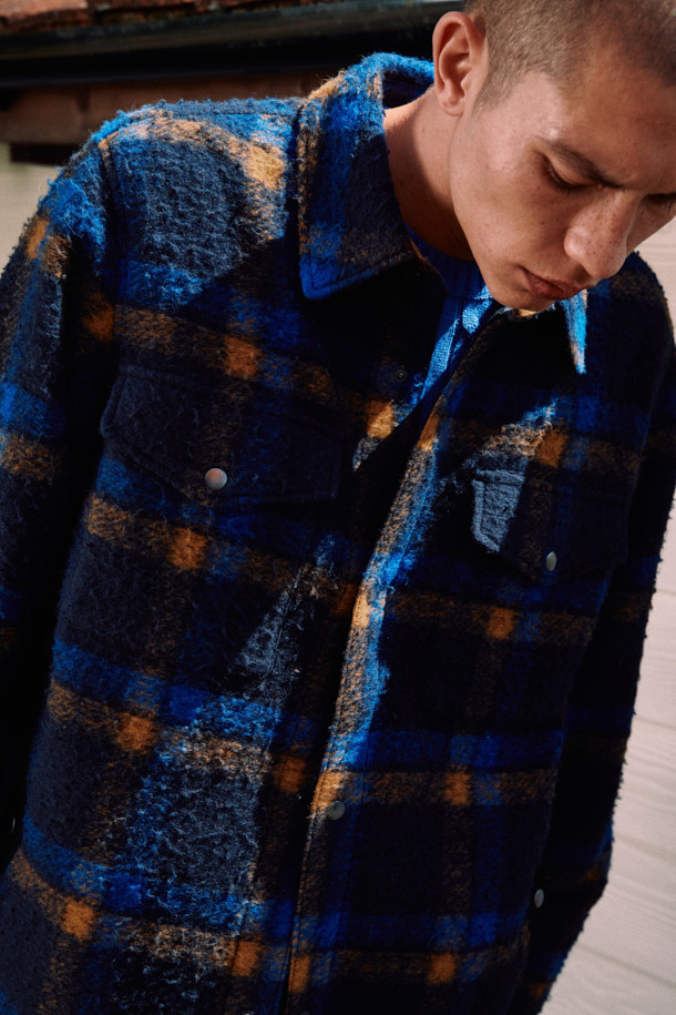 [Fly Fishing Club] 카젠티노 피싱 셔츠는 가을, 겨울에 어울리는 남성용 셔츠형 아우터입니다. 네이비, 로열블루, 오렌지 세 가지 색상으로 출시되었으며, 빈티지, 아웃도어, 워크웨어 스타일을 아우르는 매력을 지닙니다. 울 소재에 두꺼운 두께감과 부클 촉감을 더해 보온성을 높였으며, 긴 소매와 세미 루즈핏으로 편안한 착용감을 선사합니다. 체크 패턴과 체스트 포켓, 사선 핸드 포켓, D-링 디테일, 코듀로이 포켓 배색 등의 특징이 돋보이며, 스냅 여밈 방식과 생활 발수 기능으로 실용성을 더했습니다. 캠핑룩, 가을 나들이룩, 겨울 데일리룩 등 다양한 TPO에 워크웨어, 클래식, 캐주얼 무드로 활용하기 좋습니다.
