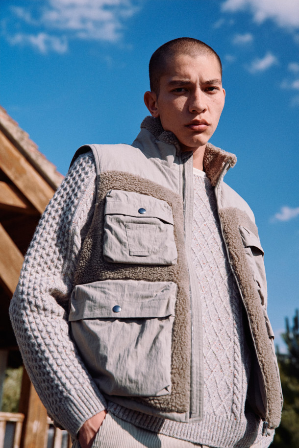 [Fly Fishing Club] 플리스 피싱 베스트는 가을, 겨울 시즌 남성 고객을 위한 아웃도어 및 캐주얼 스타일의 의류입니다. 베이지 및 카키 색상으로 출시되었으며, 플리스, 코튼, 나일론 혼방 소재로 제작되어 부드러운 촉감과 두꺼운 두께감으로 뛰어난 보온성을 제공합니다. 4개의 플랩 포켓, 사이드 히든 포켓, 밑단 스트링 조절, YKK METALUXE® 지퍼, D-링 디테일, 스탠드 칼라 등 다양한 특징을 갖춰 수납력과 실용성을 높였습니다. 루즈핏으로 편안한 착용감을 선사하며, 피싱, 아웃도어, 일상 등 다양한 TPO에 활용 가능하여 캠핑룩, 가을 나들이룩, 겨울 데일리룩 등 폭넓은 스타일 연출을 돕습니다.
