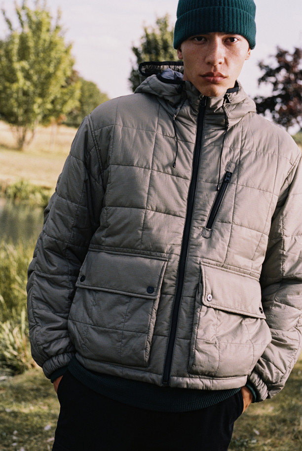 [Fly Fishing Club] 피셔맨 인슐레이션 재킷은 겨울, 가을 시즌을 위한 아웃도어, 캐주얼 스타일의 퀼팅 재킷입니다. 루즈핏으로 편안한 착용감을 제공하며, 하이넥 일체형 후드와 3M Thinsulate™ 충전재를 사용하여 보온성을 높였습니다. 발수 기능과 YKK 메인 지퍼, 소매 이밴드 등의 디테일로 기능성을 더했으며, 체스트/핸드 포켓과 사이드 슬릿 포켓으로 수납력을 높였습니다. 그레이 컬러의 나일론 소재로 제작되었으며, 캠핑룩, 산책룩 등 다양한 TPO에 활용 가능합니다. 캐주얼, 고프코어, 미니멀 스타일을 즐기는 고객에게 추천합니다.
