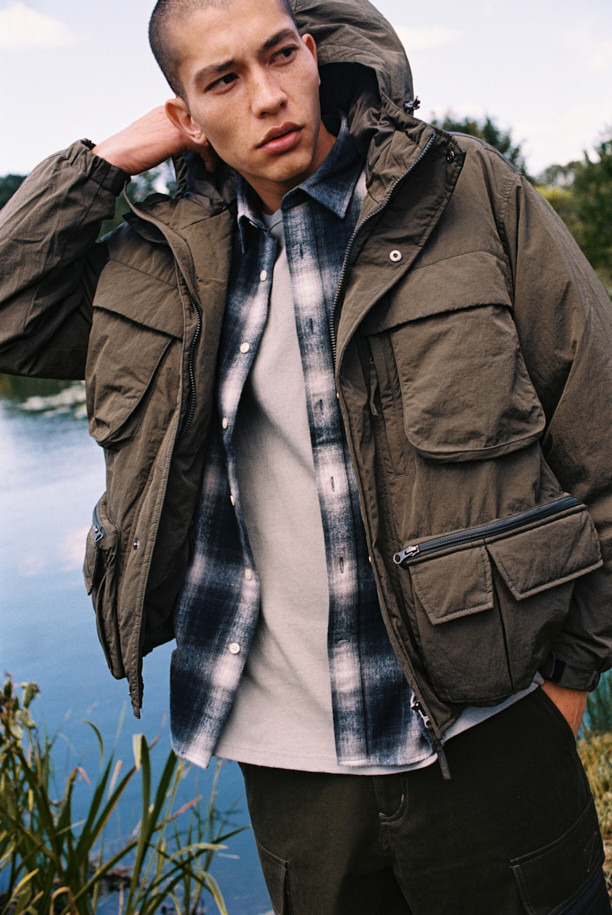 [Fly Fishing Club] 패디드 웨이딩 재킷은 겨울철 피싱, 아웃도어 활동, 일상에서 폭넓게 활용 가능한 남성용 아우터입니다. 올리브 그린 컬러의 무지 디자인으로 클래식하고 아웃도어 스타일을 연출하며, 루즈핏 크롭 기장으로 편안한 착용감을 제공합니다. 보온성과 경량성을 갖춘 두꺼운 두께의 나일론 소재이며, Primaloft® 충전재를 사용하여 보온성을 높였습니다. 멀티 포켓 디자인, 플랩 체스트 포켓, 곡선형 핸드 포켓, 4분할 기어 포켓, 소매 벨크로 스트랩, 밑단 스토퍼 등의 디테일로 실용성을 더했습니다. 겨울철 데일리룩, 캠핑룩, 여행룩, 고프코어, 워크웨어 스타일을 즐기는 분들께 추천합니다.
