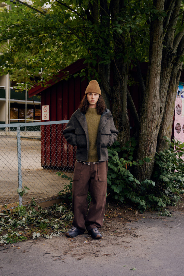 FFC x DOCUMENT(FFC x 도큐먼트) 울 핸드메이드 후드 파카는 가을과 겨울 시즌, 일상과 포멀한 스타일 모두 소화 가능한 아우터입니다. 세미 루즈핏으로 편안한 착용감을 제공하며, 부드러운 촉감의 두꺼운 울 소재로 제작되어 보온성을 높였습니다. 이탈리아 마니파투라 디 카르미냐노 社의 더블페이스 멜톤 원단을 사용하여 핸드메이드 마감의 고급스러움을 더했습니다. 멜란지 텍스처가 특징이며, 클래식, 미니멀, 캐주얼 등 다양한 스타일 연출에 용이합니다. 겨울 데일리룩, 출근룩, 모임룩에 활용하여 세련된 스타일을 완성해보세요.