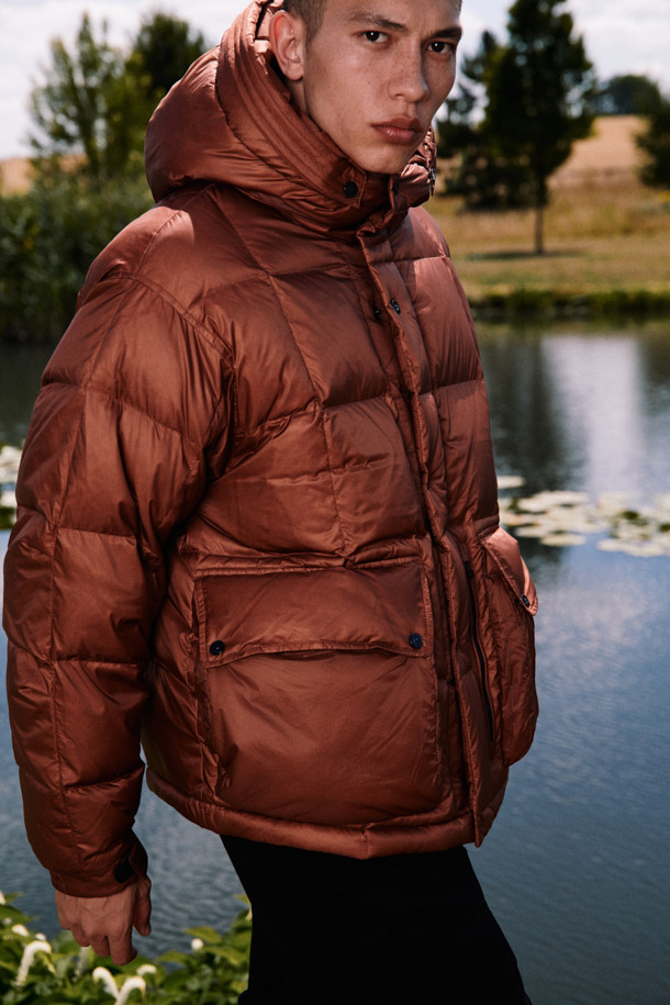 [Fly Fishing Club] 피셔맨 숏 다운 파카는 클래식, 아웃도어, 빈티지 스타일을 아우르는 공용 다운 점퍼입니다. 브라운 및 레드 브라운 컬러로 출시되었으며, 겨울철 아웃도어, 피싱, 일상 활동에 적합합니다. 80/20 구스다운 충전재와 방풍, 발수 기능을 갖춰 보온성을 높였습니다. YKK 지퍼, 플랩 박스 포켓, 사이드 포켓, 소매 이밴드 등 실용적인 디테일과 2단 스토퍼 후드로 편안함과 스타일을 동시에 잡았습니다. 숏 기장의 루즈핏 파카로 캠핑룩, 등산룩, 겨울 데일리룩에 활용하기 좋습니다.
