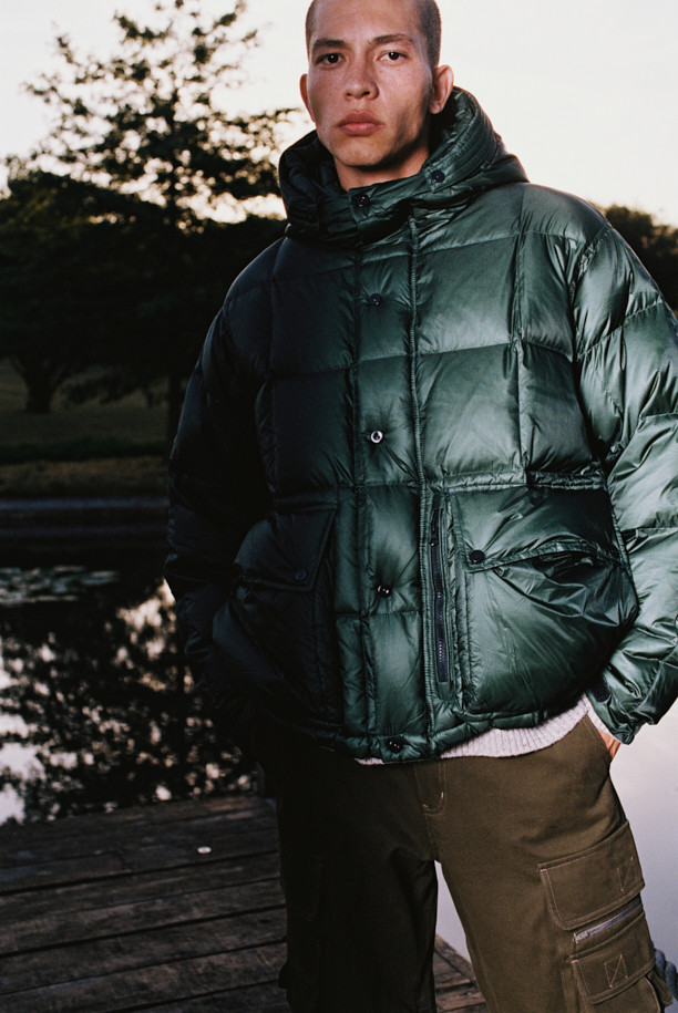 [Fly Fishing Club] 피셔맨 숏 다운 파카는 겨울철 아웃도어 활동, 피싱, 일상생활에서 폭넓게 활용 가능한 공용 다운 점퍼입니다. 클래식하고 아웃도어 스타일을 결합한 디자인으로, 숏 기장에 퀼팅 무늬를 더해 세련된 분위기를 연출합니다. 80/20 구스다운 충전재와 립스탑 원단, 방풍 및 발수 기능으로 뛰어난 보온성과 활동성을 제공하며, 하이넥 후드와 YKK 지퍼, 플랩 박스 포켓 등의 디테일이 돋보입니다. 루즈핏 디자인으로 겨울 데일리룩, 캠핑룩, 등산룩 등 다양한 스타일을 연출할 수 있으며, 소매 이밴드와 2단 스토퍼, 스트링 밑단으로 핏 조절이 용이합니다. 그린 컬러의 나일론 소재로 제작되어 부드러운 촉감을 선사합니다.
