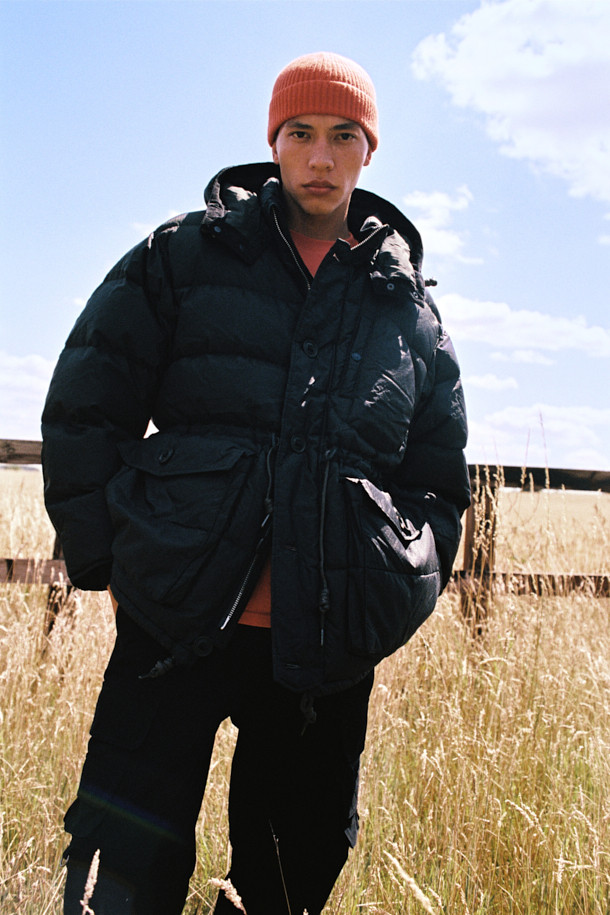 [Fly Fishing Club] 왁스 립스탑 다운 파카는 일상, 피싱, 여행, 캠핑, 등산 등 다양한 상황에 적합한 남녀 공용 아우터입니다. 클래식하고 빈티지한 스타일을 기반으로, 왁스 코팅된 나일론 소재와 구스다운 충전재를 사용하여 뛰어난 보온성과 방수 기능을 제공합니다. 탈부착 후드, 입체 포켓, 가슴 원형 스티치 디테일이 돋보이며, 루즈핏과 긴소매 디자인으로 편안한 착용감을 선사합니다. 겨울철 추위 속에서도 스타일과 기능을 모두 갖춘 구스다운 파카를 경험해 보세요.
