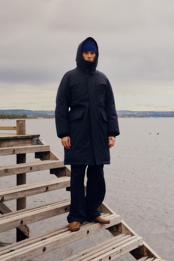 FFC x DOCUMENT(FFC x 도큐먼트) 테크니컬 울 구스다운 파카는 겨울철 데일리룩을 위한 클래식하고 미니멀한 스타일의 아우터입니다. 네이비 컬러의 무지 디자인으로, 울 소재 특유의 부드러운 촉감과 두꺼운 두께감이 특징입니다. 90/10 구스다운 충전재, 라글란 소매, 조절 가능한 스트링, 이중 포켓, 암홀 무 패치 디자인 등 디테일한 요소들이 돋보입니다. 보온, 방풍, 투습 기능을 갖춰 추운 날씨에도 쾌적하게 착용할 수 있습니다. 집업 방식으로 편안하게 여밀 수 있으며, 루즈핏으로 편안한 착용감을 선사합니다.
