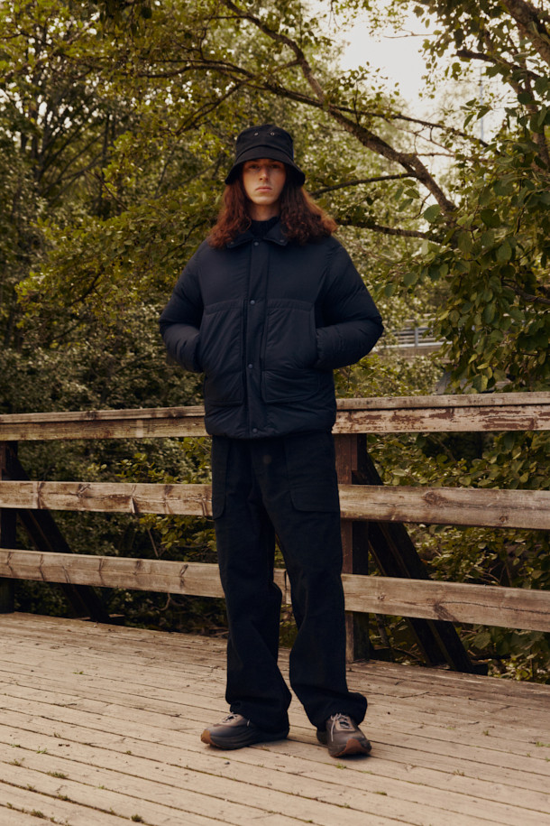 FFC x DOCUMENT (FFC x 도큐먼트) 피셔맨 셔팅 구스 다운 재킷은 겨울철 데일리룩을 위한 미니멀하고 클래식한 스타일의 아우터입니다. 블랙 컬러에 무지 디자인으로 어떤 옷에도 쉽게 매치할 수 있으며, 셔츠형 코트 타입으로 세련된 느낌을 더했습니다. 90/10 구스다운 충전재와 경량 소재를 사용하여 보온성과 편안한 착용감을 제공하며, 루즈핏으로 여유로운 실루엣을 연출합니다. 입체 포켓과 여유있는 어깨라인이 특징이며, 투웨이 지퍼 여밈 방식으로 실용성을 높였습니다.
