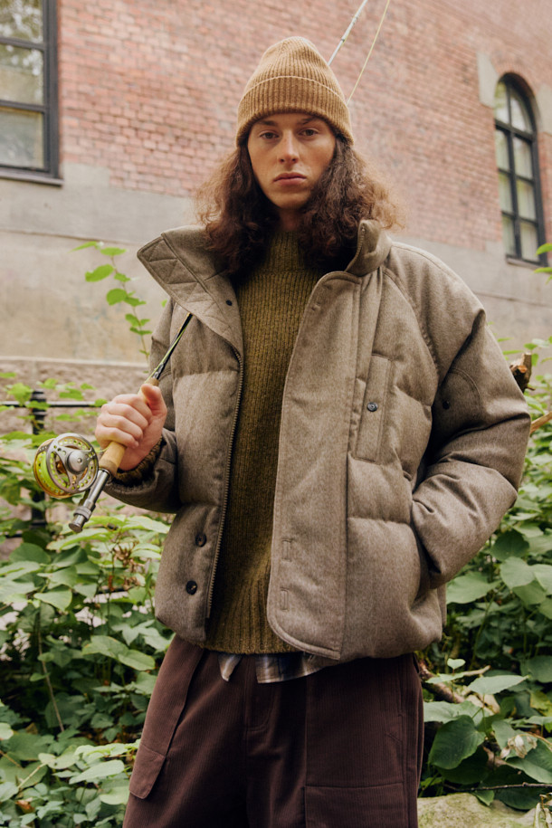 FFC x 도큐먼트 울 헤비 다운 파카는 추운 겨울, 일상과 피싱 활동 모두를 아우르는 활용성을 자랑하는 다운 파카입니다. 부드러운 울 소재를 사용하여 고급스러운 촉감을 선사하며, 짙은 그레이 컬러가 클래식하면서도 모던한 스타일을 연출합니다. 루즈핏으로 편안한 착용감을 제공하며, YKK 투웨이 지퍼, 내장형 후드, 허리 및 밑단 스트링, 라글란 소매, 암홀 패널 설계 등 다양한 디테일로 기능성을 더했습니다. 보온성과 통기성을 갖춰 겨울철에도 쾌적하게 착용 가능하며, 미니멀하고 캐주얼한 스타일을 선호하는 분들께 적합합니다.
