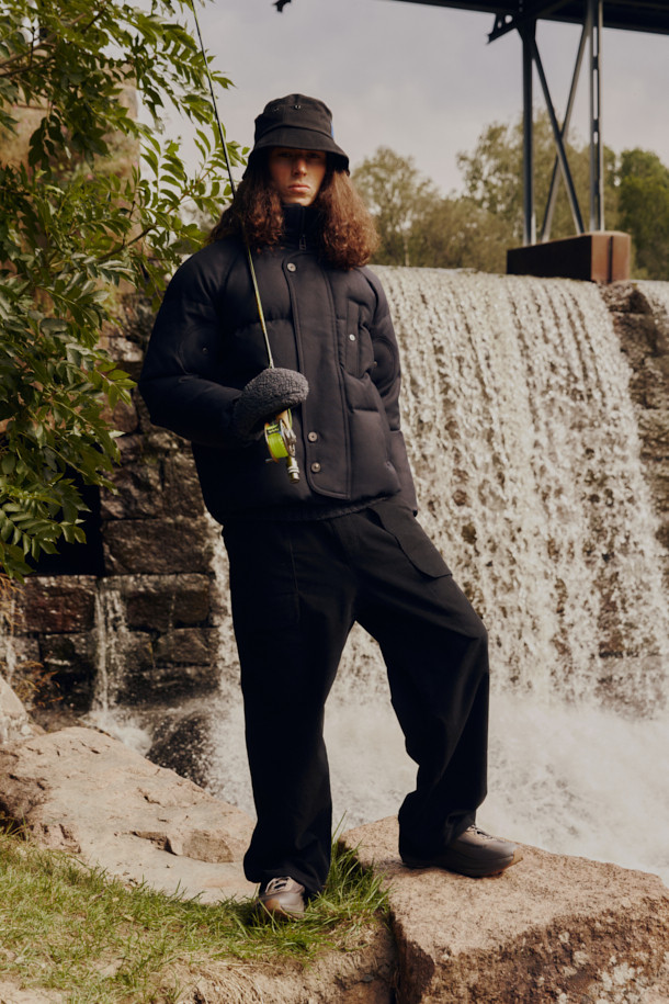 FFC x DOCUMENT (FFC x 도큐먼트) 울 헤비 다운 파카는 겨울철 데일리룩을 위한 클래식하고 미니멀한 스타일을 제안합니다. 부드러운 촉감의 울 소재로 제작되었으며, 두꺼운 두께감으로 뛰어난 보온성을 자랑합니다. 라글란 소매와 암홀 패널 설계를 통해 편안한 착용감을 제공하며, YKK 투웨이 지퍼, 허리 및 밑단 스트링, 내장형 후드 등의 디테일로 기능성을 더했습니다. 블랙 컬러의 무지 디자인으로 어떤 스타일에도 쉽게 매치할 수 있는 실용적인 다운 파카입니다.
