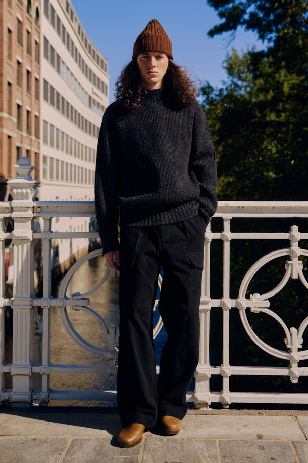 FFC x DOCUMENT (에프에프씨 x 도큐먼트) 터틀넥 피셔맨 스웨터는 겨울철 따뜻함과 클래식한 스타일을 선사합니다. 셔틀랜드 울 100% 원사를 사용하여 제작되었으며, 보온성과 통기성이 뛰어나 쾌적하게 착용할 수 있습니다. 앞판과 뒷판의 편직 방식에 차이를 두어 독특한 디자인을 완성했으며, 암홀 패널 디테일로 활동성을 높였습니다. 레귤러핏으로 제작되어 다양한 아우터와 레이어링하기 좋으며, 겨울 데일리룩, 데이트룩, 모임룩 등 다채로운 TPO에 활용할 수 있습니다. 네이비 색상으로 어떤 스타일에도 쉽게 매치할 수 있는 미니멀하고 캐주얼한 아이템입니다.
