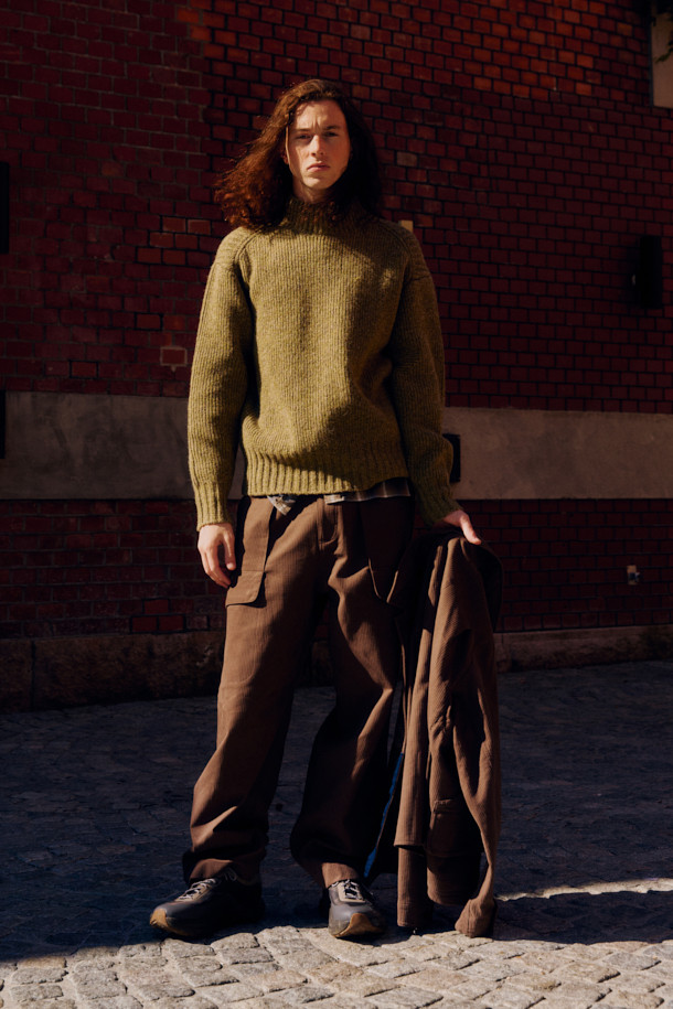 (FFC x DOCUMENT) 터틀넥 피셔맨 스웨터는 셔틀랜드 울 100% 원사를 사용하여 부드러운 촉감과 뛰어난 보온성을 자랑합니다. 클래식한 스타일의 케이블 패턴과 레귤러핏 디자인으로 제작되었으며, 겨울철 데일리룩, 데이트룩, 모임룩에 모두 잘 어울립니다. 모크넥과 터틀넥으로 연출 가능한 넥 라인, 긴 소매 기장으로 포근함을 더하며, 아우터와 함께 레이어링하여 다양한 스타일을 연출할 수 있습니다. 베이지, 브라운 두 가지 색상으로 출시되었으며, 가슴둘레 115cm로 11월부터 2월까지 착용하기 좋습니다.
