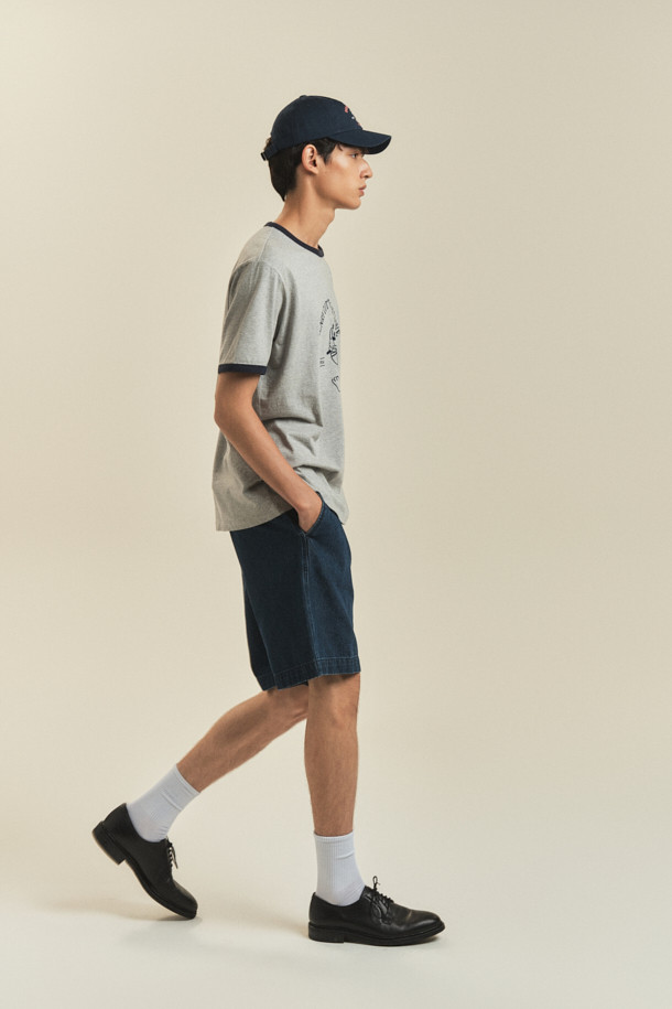 [BSC X clove] 프린트 반팔 링거 티셔츠 (M)는 부드러운 면 소재로 제작되어 편안한 착용감을 선사합니다. 네이비와 그레이 멜란지 두 가지 색상으로 출시되었으며, 일상복으로 활용하기 좋습니다. 헨리 코튼스(Henry Cotton's)와 클로브(Clove)의 콜라보레이션으로 탄생했으며, 귀여운 마스코트 강아지 프린트가 돋보이는 디자인입니다. 라운드넥에 링거 스타일, 넥라인과 소매 끝단의 립 조직 마감으로 캐주얼하고 베이직한 스타일을 연출합니다. 동네 마실룩이나 여행룩에 미니멀하게 매치하기 좋은 반팔 티셔츠입니다.
