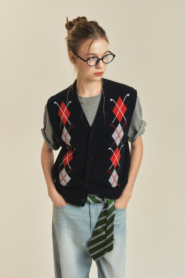 [BSC X 클로브] 아가일 니트 베스트 (U)는 네이비, 레드, 그레이 3가지 색상으로 출시된 유니섹스 니트 베스트입니다. 가을, 겨울에 활용하기 좋은 울 블렌드 소재로 제작되었으며, 부드러운 촉감이 특징입니다. 클래식, 컬리지 스타일을 연출하기 좋으며, 루즈핏 브이넥 디자인에 아가일 패턴과 민소매 스타일이 돋보입니다. 버튼 여밈, 골지 마감, 뒷면 자수 디테일이 더해져 특별함을 더하며, 데이트룩, 가을 나들이룩, 겨울 데일리룩 등 다양한 TPO에 맞춰 클래식, 프레피, 캐주얼 스타일을 완성할 수 있습니다. [BSC X 클로브] 콜라보레이션 제품입니다.
