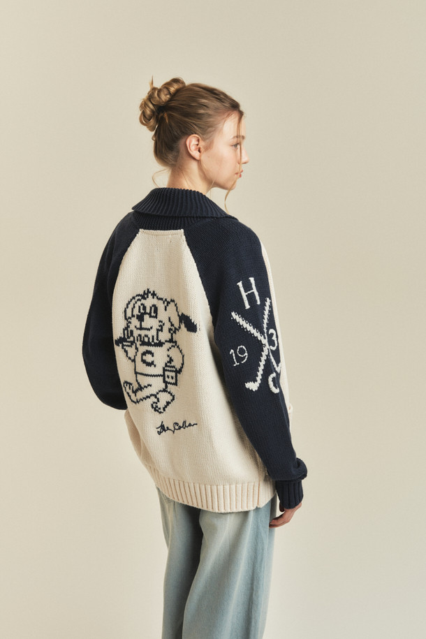 **BSC X 클로브** 카우이찬 가디건 (U)은 네이비와 아이보리 두 가지 색상으로 제공되는 유니섹스 가을용 니트/스웨터입니다. 루즈핏으로 제작되어 편안한 착용감을 선사하며, 두꺼운 두께감과 도톰한 촉감으로 보온성을 높였습니다. 집업 디자인에 전면 2WAY 메탈 지퍼와 리브 포켓, '16' 넘버링, 후면 강아지 그래픽, 투톤 컬러 블록 등의 디테일이 돋보입니다. 자가드 패턴과 긴 소매, 립 마감으로 클래식하고 스포티한 무드를 동시에 연출하며, 가을 나들이룩과 집콕룩에 모두 잘 어울립니다.
