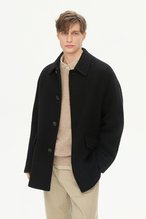 이태리 포르투니 회사 카센티노 원단으로 제작된 울 하프 코트입니다. 겨울철 보온과 방풍 기능을 갖춘 두꺼운 두께감의 릴랙스핏 코트로, 데일리룩과 모임룩에 모두 잘 어울립니다. 베이직한 디자인에 블랙 컬러, 무지 패턴으로 미니멀하고 시크한 스타일을 연출합니다. 드롭숄더와 사선 컷팅 플랩포켓 디테일이 돋보이며, 긴 소매와 버튼 여밈 방식으로 클래식한 매력을 더했습니다.