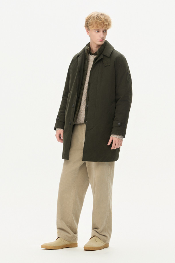 파일럿 Primo(프리모)는 겨울철 출근룩을 위한 클래식하고 미니멀한 스타일의 파일럿 코트입니다. 블랙과 올리브 두 가지 색상으로 제공되며, 넉넉한 레귤러핏과 레귤러 기장으로 편안한 착용감을 선사합니다. 면과 울 혼방의 두꺼운 소재와 구스다운 충전재, 탈부착 다운 베스트, 넥 마스크가 적용되어 뛰어난 보온성을 제공하며, 워싱 가공 및 왁스 코팅으로 내구성을 높였습니다. 버튼 여밈 방식이며, 긴 소매 디자인으로 겨울철에도 따뜻하게 착용할 수 있습니다.
