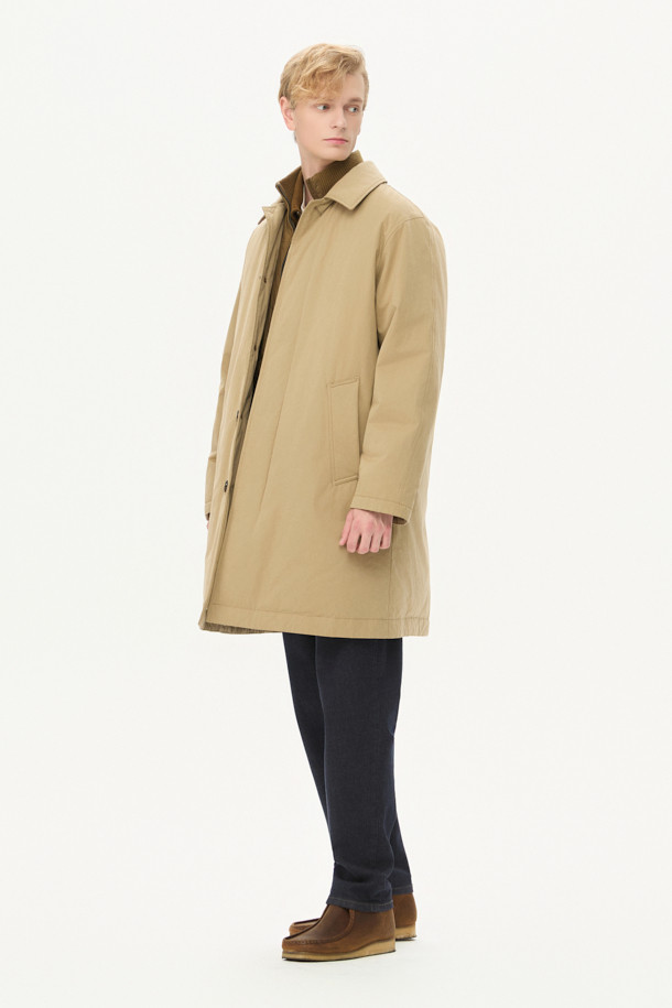 남성용 파일럿 Neo 코트는 클래식과 모던 스타일을 아우르는 겨울철 필수 아우터입니다. 베이지색상의 레귤러핏 디자인으로, 일상, 출근룩, 모임룩 등 다양한 TPO에 활용하기 좋습니다. 고급스러운 부드러운 촉감의 폴리에스테르, 면, 나일론 혼방 소재에 두꺼운 두께감으로 보온성을 높였습니다. 탈부착 패딩 베스트, 하이넥 디자인, 발마칸 카라, 머스코비 충전재, 다이아몬드 피치 가공, 수지 코팅 및 에어로 워싱 처리 등 섬세한 디테일이 돋보입니다. 안감은 패딩으로 제작되어 한겨울 추위에도 따뜻함을 유지해 줍니다.
