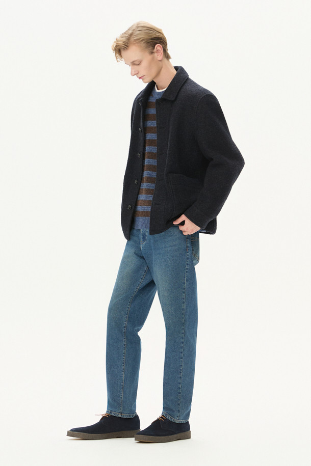 이태리 MTT사의 보일드 울 원단으로 제작된 울 초어 재킷입니다. 부드러운 촉감과 레귤러 핏으로 편안한 착용감을 선사하며, 사선 컷팅 아웃포켓과 반우라 몸판, 전체 소매 안감 디테일로 완성도를 높였습니다. 캐주얼, 베이직 스타일을 기반으로 하여 출근룩, 모임룩, 비즈니스 캐주얼 등 다양한 TPO에 활용 가능합니다. 가을, 초겨울 시즌에 적합하며, 미니멀하고 클래식한 스타일을 연출하기 좋습니다. 블랙 컬러의 무지 디자인으로 어떤 옷에도 쉽게 매치할 수 있습니다.
