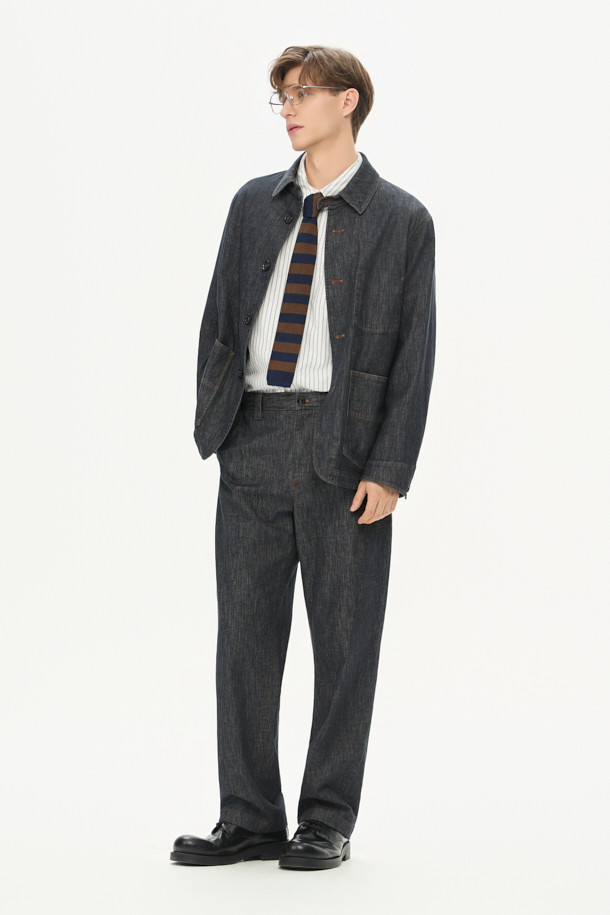 이태리 올림피아스 원단을 사용하여 제작된 데님 라이크 스트레이트 팬츠입니다. 네이비 색상으로, 일상과 비즈니스 캐주얼룩에 모두 활용 가능합니다. 부드러운 촉감과 베이직, 캐주얼, 미니멀, 클래식 스타일을 아우르는 디자인이 특징입니다. 배색 스티치 디테일과 양 사이드 포켓, 뒷면 플랩 포켓으로 실용성을 더했으며, 이염이 적어 관리가 용이합니다. 스트레이트 핏으로 제작되어 편안한 착용감을 선사합니다.
