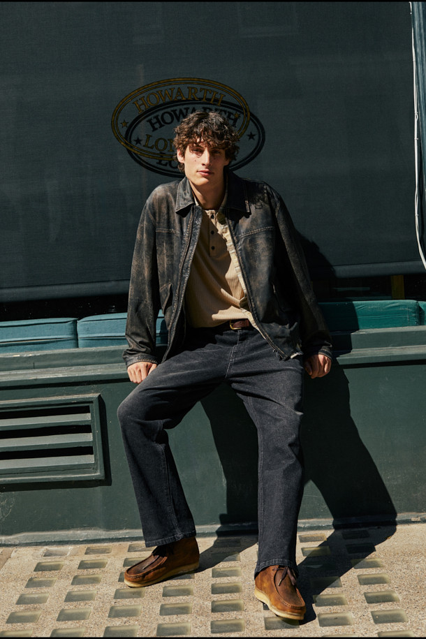 그레이 스트레이트 데님은 가을철 일상 및 출근룩, 모임룩에 활용하기 좋은 베이직 스타일의 데님 팬츠입니다. 신축성 있는 데님과 면 혼방 소재로 제작되어 편안한 착용감을 선사합니다. 5포켓 디자인과 켄톤, 리벳 디테일이 돋보이며, 스트레이트 핏으로 캐주얼, 클래식, 미니멀 등 다양한 스타일을 연출할 수 있습니다. 무지 패턴의 긴 기장 바지로, 어떤 상의와도 쉽게 매치하여 활용도 높게 스타일링하기 좋습니다.
