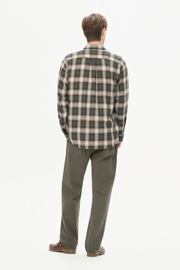 가먼트 다잉 기법으로 제작된 다잉 테이퍼드 컬러 데님입니다. 부드러운 면 소재와 데님 소재의 조화로 편안한 착용감을 선사하며, 캐주얼, 미니멀, 시티보이 스타일을 연출하기 좋습니다. 허리 전체 밴딩과 스트링 조절로 편안하게 착용 가능하며, 신축성 있는 소재로 활동성을 높였습니다. 넉넉한 사이드 포켓과 백 포켓으로 실용성을 더했으며, 산책룩이나 캠핑룩에 활용하기 좋은 아이템입니다. 카키와 올리브 두 가지 컬러로 만나보세요.
