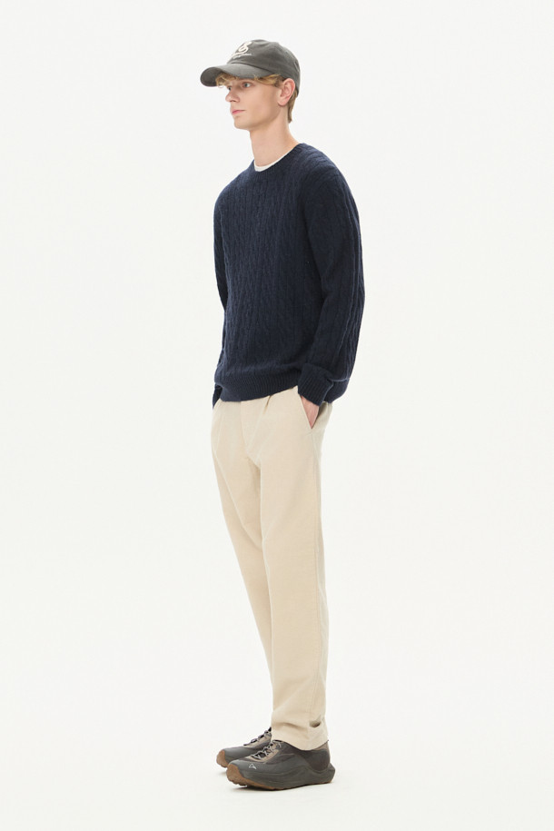 매끄러운 촉감과 따뜻한 착용감을 선사하는 몰스킨 다잉 테이퍼드 팬츠입니다. 가먼트 다잉 처리로 은은한 색감과 자연스러운 멋을 더했으며, 면과 스판덱스 혼방 소재로 편안한 활동성을 제공합니다. 여유 있는 핏과 원턱 디자인으로 세련된 실루엣을 연출하며, 양쪽 사이드 포켓과 뒷 포켓으로 실용성을 높였습니다. 가을, 겨울 시즌 출근룩, 비즈니스 캐주얼, 캐주얼, 클래식, 미니멀 스타일 모두 소화 가능한 베이직 아이템으로 헨리코튼 라벨이 부착되어 있습니다.
