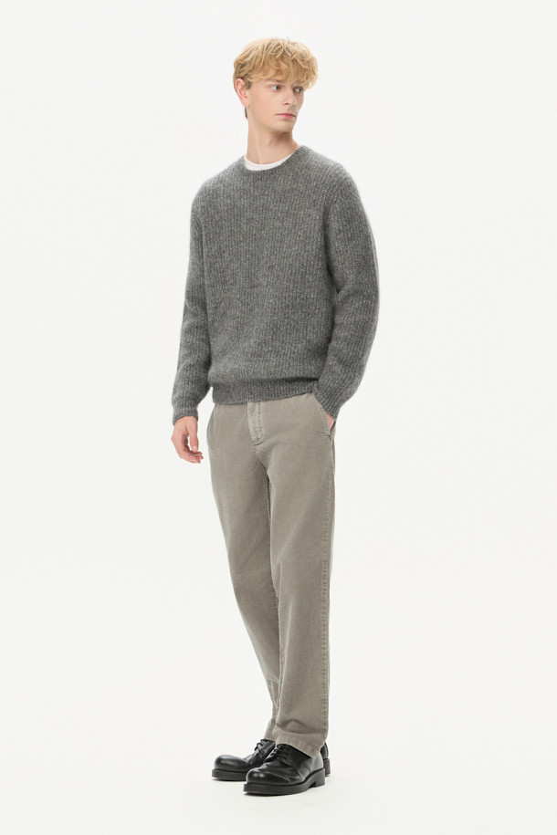 부드러운 코듀로이 소재로 제작되어 편안한 착용감을 선사하는 코듀로이 다잉 테이퍼드 팬츠입니다. 가을, 겨울 시즌에 어울리는 긴 기장감과 베이직한 디자인으로, 캐주얼하고 미니멀한 스타일을 연출하기 좋습니다. 카키, 올리브 두 가지 색상으로 출시되어, 출근룩이나 데이트룩 등 다양한 TPO에 활용 가능합니다. 가먼트다잉 공법으로 은은한 색감과 포켓 디자인이 특징이며, 면, 스판 혼방으로 제작되어 활동성을 높였습니다. 테이퍼드 핏으로 다리 라인을 슬림하게 잡아주어 세련된 핏을 완성합니다.
