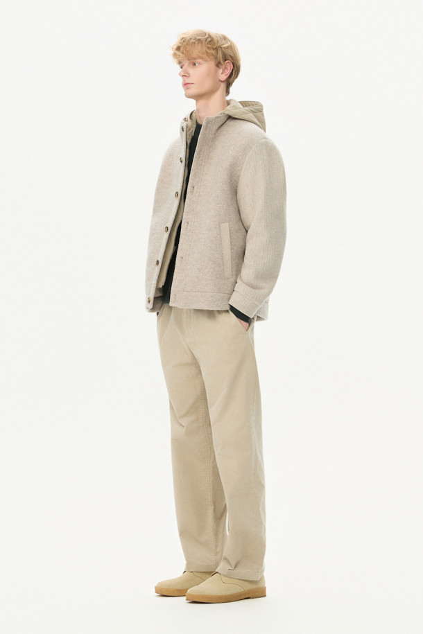 부드러운 코듀로이 소재로 제작되어 편안한 착용감을 선사하는 코듀로이 스트링 팬츠입니다. 일상생활에서 활용하기 좋은 릴랙스핏 디자인으로, 캐주얼하고 미니멀한 스타일을 연출합니다. 허리 드로우스트링으로 허리 사이즈를 조절할 수 있으며, 양 사이드 포켓과 뒷포켓으로 실용성을 더했습니다. 가을과 겨울에 따뜻하게 착용할 수 있으며, 베이지 색상으로 다양한 상의와 매치하기 용이합니다. 출근룩과 캠핑룩 등, TPO에 맞게 폭넓게 활용할 수 있습니다.
