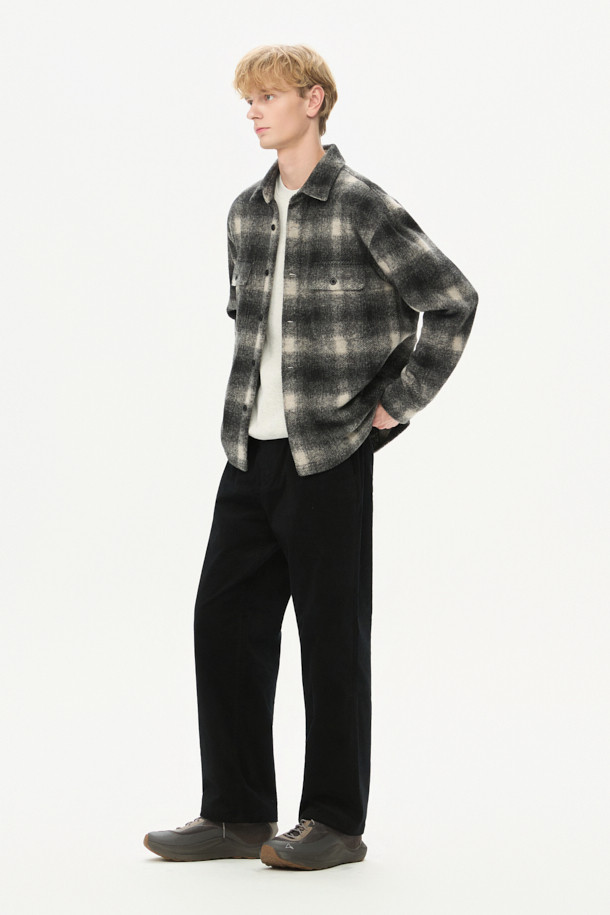 부드러운 코듀로이 소재로 제작되어 포근한 착용감을 선사하는 코듀로이 스트링 팬츠입니다. 허리 드로우스트링으로 편안한 착용감과 핏 조절이 가능하며, 양 사이드 포켓과 뒷 포켓으로 실용성을 더했습니다. 캐주얼, 미니멀, 클래식 스타일을 모두 아우르는 디자인으로, 출근룩이나 캠핑룩 등 다양한 TPO에 활용하기 좋습니다. 가을, 겨울 시즌에 안성맞춤이며, 릴랙스핏으로 편안하게 활동할 수 있습니다. 무지 디자인의 블랙 컬러로 어떤 상의와도 쉽게 매치하여 스타일리시한 룩을 연출해보세요.
