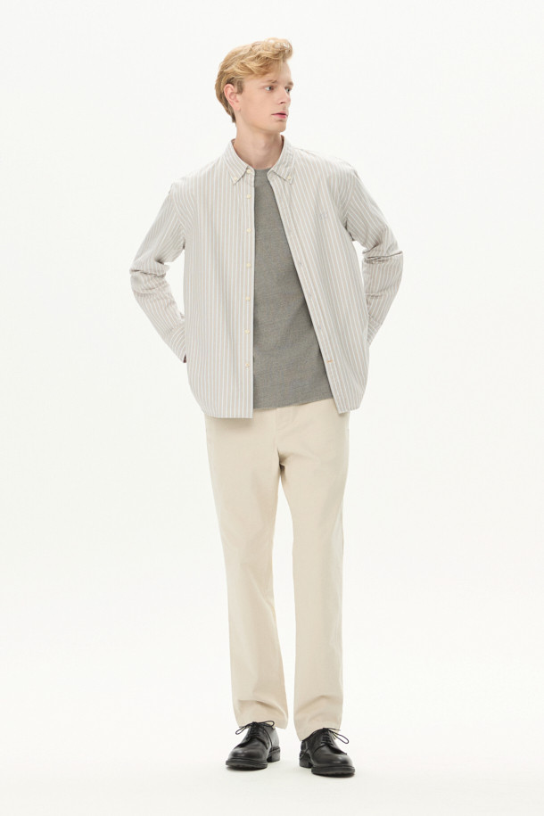 베이지 스트라이프 셔츠 (레귤러핏)는 비즈니스 캐주얼, 출근룩, 모임룩에 적합한 남성 셔츠입니다. 베이지, 화이트, 그레이 세 가지 색상으로 구성되어 있으며, 가을에 어울리는 긴 소매 디자인입니다. 면 소재로 제작되어 탄탄한 촉감을 자랑하며, 레귤러핏으로 편안한 착용감을 선사합니다. 가슴 로고 자수, 뒷면 요크 주름, 트윌 조직 디테일이 돋보이며, 베이직하고 캐주얼한 스타일을 연출합니다. 버튼다운 카라와 스트라이프 패턴이 세련된 느낌을 더합니다.
