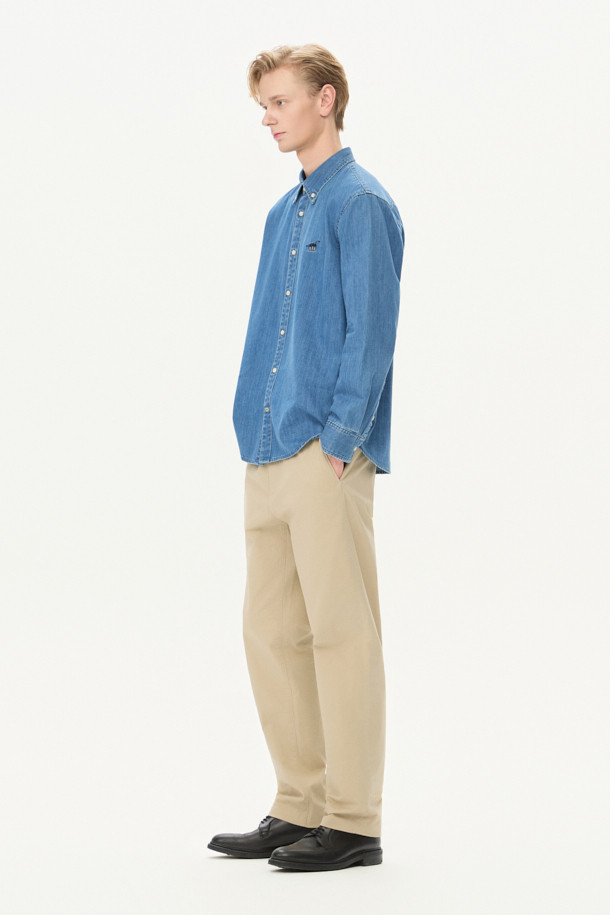 캐주얼과 클래식 스타일을 넘나드는 데님 셔츠입니다. 코튼 100% 소재로 제작되어 부드러운 착용감을 선사하며, 레귤러핏으로 편안하게 착용 가능합니다. 은은한 워싱 기법과 뒷면 요크 주름 디테일이 돋보이며, 컬러 자수 포인트로 은은한 멋을 더했습니다. 가을, 겨울 시즌 데이트룩, 출근룩 등 다양한 TPO에 활용하기 좋은, 활용도 높은 긴소매 셔츠입니다.
