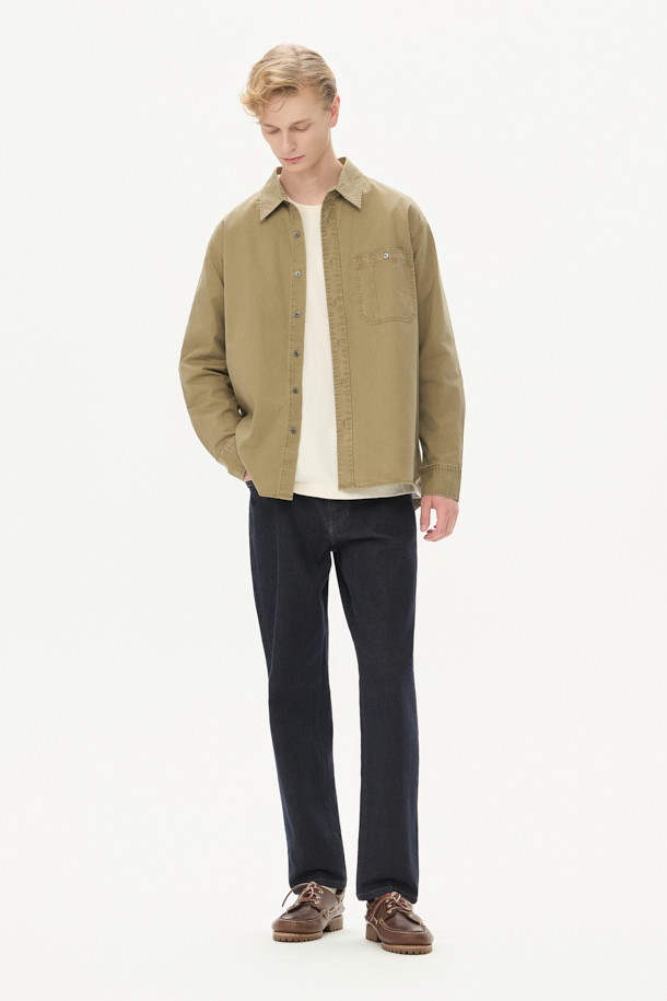 피그먼트 솔리드 셔츠 (릴렉스핏)는 가을, 겨울 시즌에 어울리는 베이지 컬러의 릴렉스핏 셔츠입니다. 부드러운 면 소재로 제작되어 편안한 착용감을 선사하며, 헨리넥 디자인과 가슴 포켓 디테일이 돋보입니다. 빈티지하면서도 베이직한 스타일로, 출근룩이나 비즈니스 캐주얼에 활용하기 좋습니다. 헨리코튼 포인트 라벨과 피그먼트 워싱, 뒷면 요크 주름 디테일이 특징이며, 톤온톤 스타일링으로 미니멀하고 클래식한 무드를 연출할 수 있습니다. 긴 소매 기장의 레귤러 기장으로, 다양한 하의와 매치하여 캐주얼한 룩을 완성해보세요.
