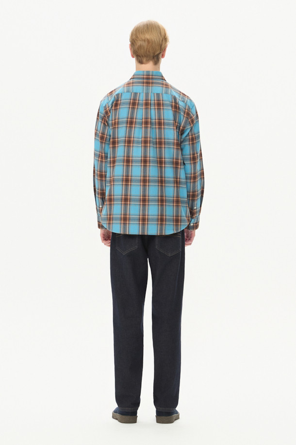 블루와 오렌지, 브라운, 화이트 컬러 배색의 체크 패턴이 돋보이는 셔츠입니다. 부드러운 촉감의 면 100% 트윌 원단으로 제작되어 겨울철에도 따뜻하게 착용할 수 있습니다. 가슴 부분에는 로고 자수 디테일이, 뒷면 요크에는 주름 디테일이 더해져 캐주얼하면서도 클래식한 무드를 연출합니다. 버튼다운 카라와 컴포트 핏으로 제작되어 출근룩이나 비즈니스 캐주얼 스타일에도 활용 가능하며, 미니멀한 스타일을 즐기는 분들께도 추천합니다. 긴 소매 기장으로 다양한 레이어드 연출이 용이합니다.
