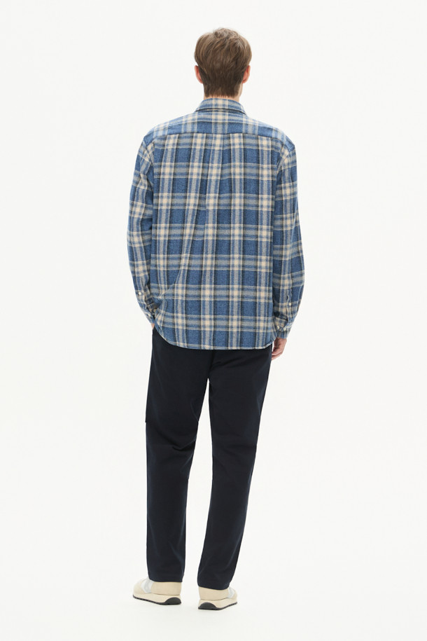 일본 Shibaya(시바야)사의 부드러운 코튼 100% 원단으로 제작된 [Imported Fabric] 블루 체크 셔츠입니다. 캐주얼 스타일에 적합하며, 옴브레, 헤링본 패턴이 조화롭게 디자인되었습니다. 가슴 포켓과 뒷 요크 주름 디테일이 돋보이며, 헨리코튼 라벨로 고급스러움을 더했습니다. 11월부터 2월까지, 기모 안감으로 따뜻하게 착용할 수 있는 긴 소매 셔츠입니다. 여유로운 컴포트핏으로 편안한 착용감을 선사합니다.
