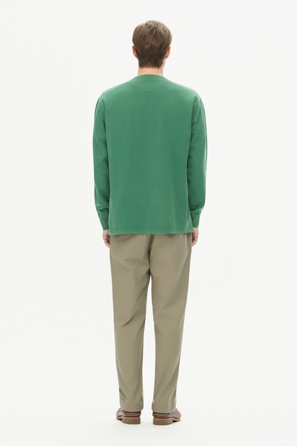 피그먼트 라운드 티는 가을, 겨울 시즌에 어울리는 캐주얼 스타일의 긴소매 티셔츠입니다. 부드러운 면 소재에 루즈핏으로 편안한 착용감을 선사하며, 라운드넥 디자인으로 다양한 스타일 연출이 가능합니다. 그린 컬러의 무지 패턴에 피그먼트 워싱 가공을 더해 빈티지하고 헤리티지한 무드를 자아냅니다. 좌측 가슴 포켓과 자수 디테일이 돋보이며, 싱글 저지 원단으로 제작되어 활용도가 높습니다.
