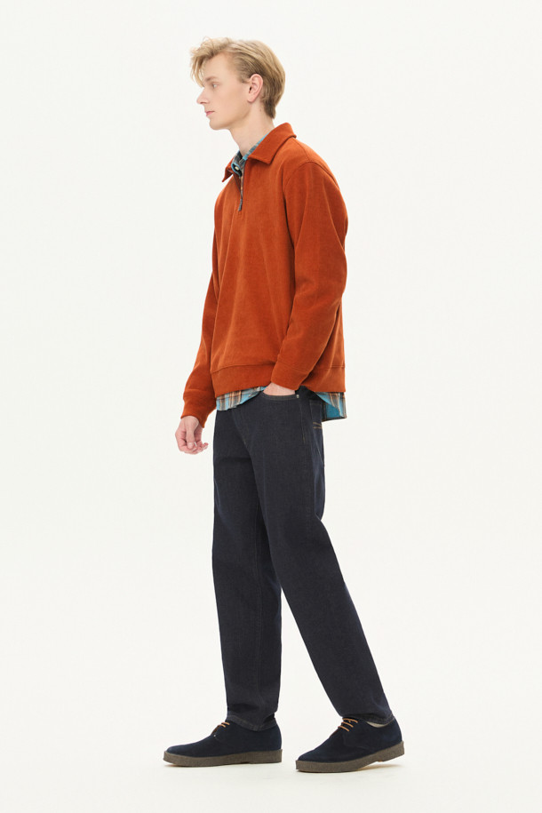 따뜻하고 포근한 분위기를 연출하는 코듀로이 집업 카라티입니다. 부드러운 촉감의 코듀로이 소재와 루즈핏으로 편안한 착용감을 선사하며, 가을과 겨울에 따뜻하게 입기 좋습니다. 클래식하면서도 캐주얼한 스타일을 연출할 수 있으며, 하프 집업 디자인과 골조직 텍스처가 특징입니다. 오렌지, 브라운 두 가지 컬러로 출시되어 취향에 맞게 선택 가능하며, 출근룩이나 모임룩으로 활용하기 좋습니다. 
