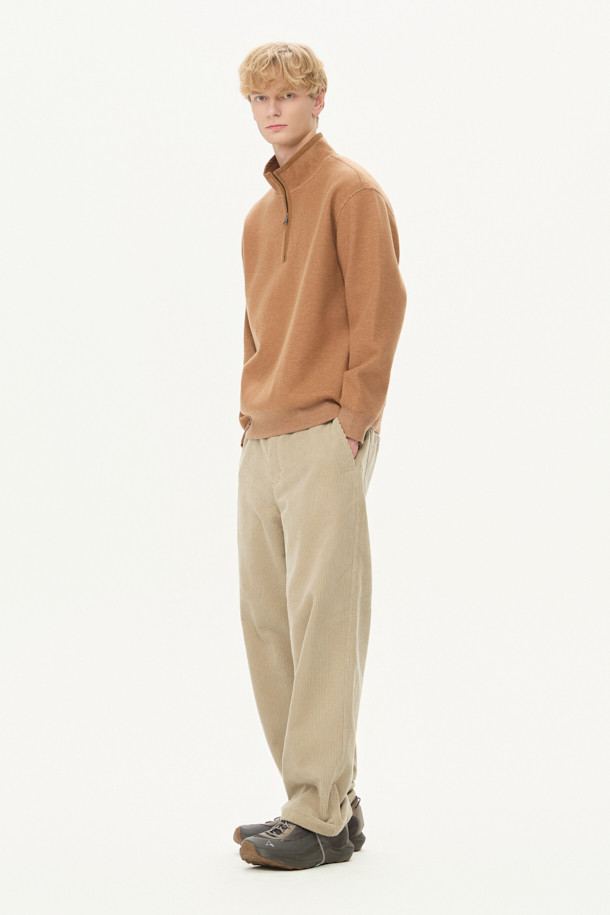 베이지와 브라운 컬러의 텍스처드 하프 집업입니다. 울 소재에 멜란지 패턴으로 포근하고 고급스러운 느낌을 주며, 루즈핏 디자인과 하이넥으로 편안한 착용감을 선사합니다. 가을, 겨울 시즌에 어울리는 두꺼운 두께감으로 보온성을 높였으며, 부드러운 촉감이 특징입니다. 하프 집업 디자인, 넥 안쪽 시보리 립 마감, 소매와 밑단 립 처리, 나일론 배색 디테일로 캐주얼, 클래식, 미니멀 스타일 모두 소화 가능합니다. 출근룩이나 캠핑룩 등 다양한 TPO에 활용해보세요.
