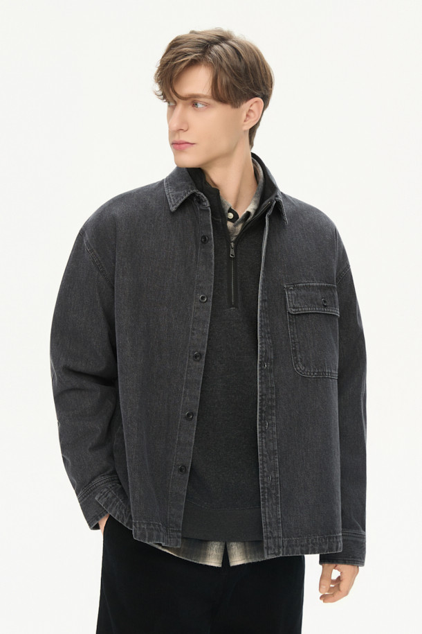 가을, 겨울 시즌에 어울리는 텍스처드 하프 집업 스웻셔츠입니다. 부드러운 울 소재와 하이넥 디자인으로 보온성을 높였으며, 멜란지 패턴으로 세련된 무드를 더했습니다. 캐주얼, 클래식, 미니멀 스타일을 소화하며 출근룩으로도 활용하기 좋습니다. 하프 집업 지퍼와 넥, 소매, 밑단 립 처리, 나일론 배색 디테일로 완성도를 높였습니다. 루즈핏으로 편안한 착용감을 선사합니다.
