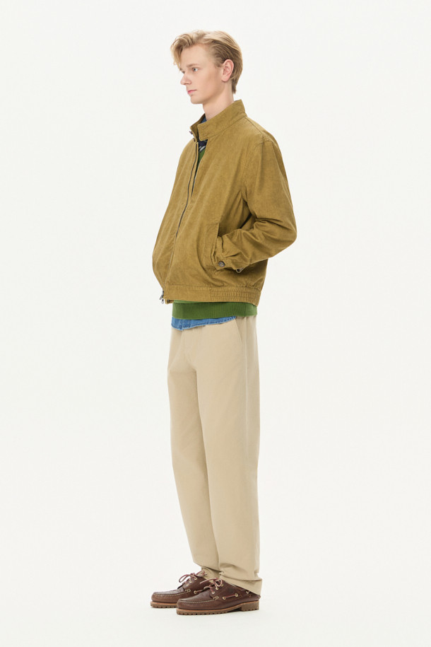 세련된 무드의 [Imported Fabric] 배색 해링턴 점퍼입니다. 면 소재로 제작되어 견고한 촉감과 편안한 착용감을 선사하며, 가을 시즌에 적합합니다. 베이지 컬러의 체크 패턴이 캐주얼하면서도 미니멀한 스타일을 연출합니다. 밑단 사이드 엘라스틱 밴드, 소매 커프스 턱 디테일, 내부 Halley Stevensons 체크 배색으로 디자인의 완성도를 높였습니다. 출근룩과 모임룩 등 다양한 TPO에 활용 가능하며, 캐주얼, 미니멀, 클래식 스타일을 즐기는 분들께 추천합니다.
