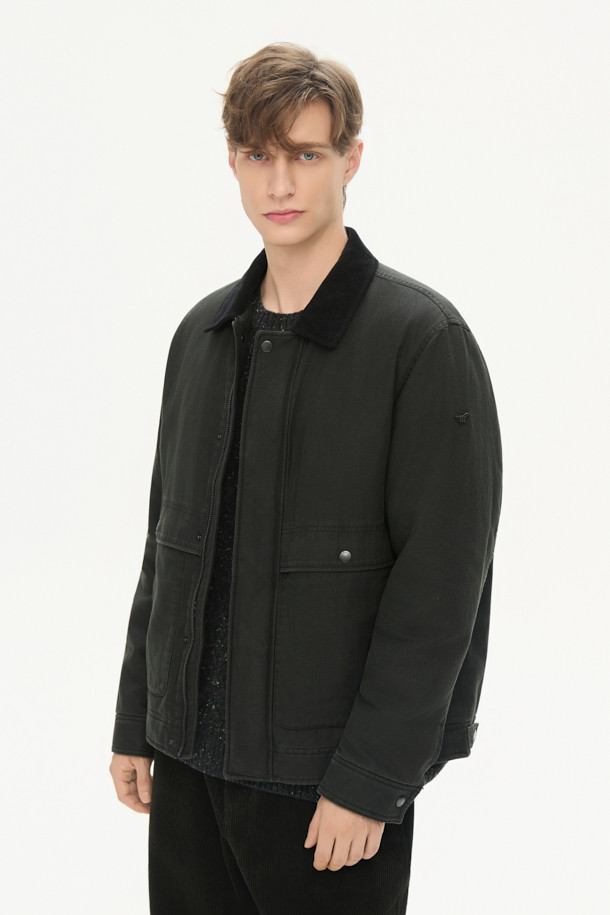 **패디드 워싱 디트로이트 점퍼**는 워크웨어 무드를 담아낸 블랙 컬러의 점퍼입니다. 부드러운 코듀로이 소재에 두꺼운 두께감으로 가을철 따뜻하게 착용 가능하며, 컴포트 핏으로 편안한 착용감을 선사합니다. 피그먼트 워싱, 플랩 디테일, 비죠 디테일 등 워크웨어 스타일을 살린 디자인이 특징입니다. 출근룩과 모임룩 모두 활용 가능하며, 클래식, 미니멀 스타일을 즐겨 입는 분들께 추천합니다. 소매 기장이 긴 긴소매 디자인이며, 사이즈 조절이 가능합니다.
