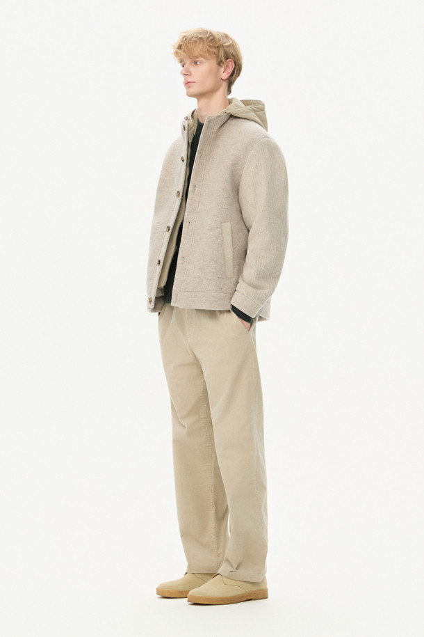 이탈리안 패브릭 디테처블 후드 울 다운 점퍼는 겨울철 당신의 스타일을 책임질 아우터입니다. 고급스러운 이태리 울 원단을 사용하여 부드러운 촉감과 따뜻함을 선사하며, 베이직하고 클래식한 디자인으로 어떤 룩에도 잘 어울립니다. 탈착 가능한 후드로 다양한 스타일 연출이 가능하며, 구스다운 충전재와 퀼팅 디테일로 보온성을 높였습니다. 차분한 그레이 컬러와 베이직핏, 사이드 포켓 디자인으로 출근룩, 오피스룩, 모임룩 등 TPO에 구애받지 않고 시크하고 미니멀한 스타일을 완성할 수 있습니다. 
