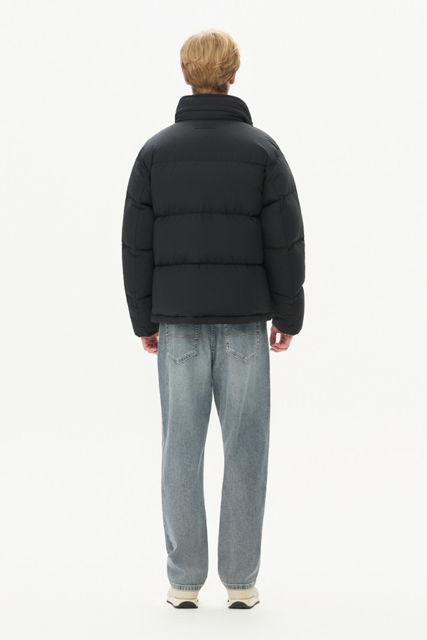 세미 오버핏으로 편안하게 착용 가능한 퀼팅 다운 점퍼입니다. 겨울철 추위를 막아주는 두꺼운 두께감과 보온 및 방풍 기능으로 따뜻함을 제공합니다. 부드러운 촉감의 나일론 소재와 블랙 컬러의 무지 디자인으로 캐주얼, 미니멀, 클래식 등 다양한 스타일 연출에 활용할 수 있습니다. 멀티 포켓, 지퍼 테이프 부분 노출, 밑단 스트링, 내장 후드, 벨보아 넥 안감, 이너 커프스 엘라스틱 밴드, 머스코비 다운 충전재 등 디테일이 돋보입니다. 출근룩, 여행룩 등 일상에서 폭넓게 활용 가능하며, 긴 소매와 지퍼형 여밈 방식으로 편의성을 더했습니다.
