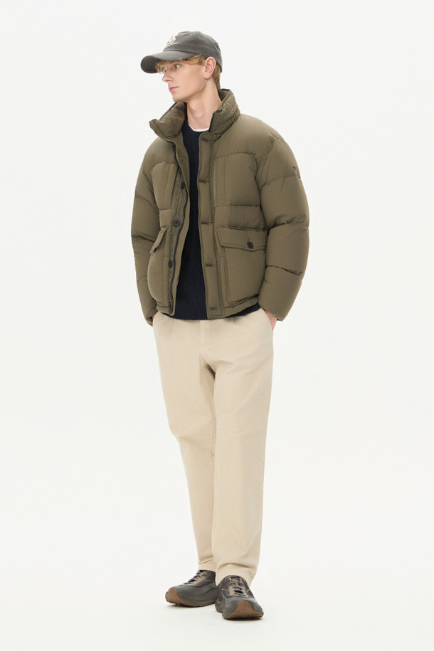 **퀼팅 다운 점퍼**

쌀쌀한 겨울 날씨에도 따뜻함과 스타일을 놓치지 않도록 퀼팅 디자인의 다운 점퍼를 소개합니다. 카키와 올리브 두 가지 색상으로 출시되어, 캐주얼, 미니멀, 시티보이 룩을 연출하기 좋습니다. 부드러운 나일론 소재와 두꺼운 두께감으로 보온성과 방풍 기능을 제공하며, 세미 오버핏으로 편안하게 착용 가능합니다. 멀티 포켓, 지퍼 테이프 노출, 밑단 스트링, 후드 내장, 벨보아 넥 안감, 이너 커프스 엘라스틱 밴드, 머스코비 다운 충전재 등 다양한 디테일이 돋보입니다. 출근룩과 여행룩 모두에 활용할 수 있는 실용적인 아이템입니다.
