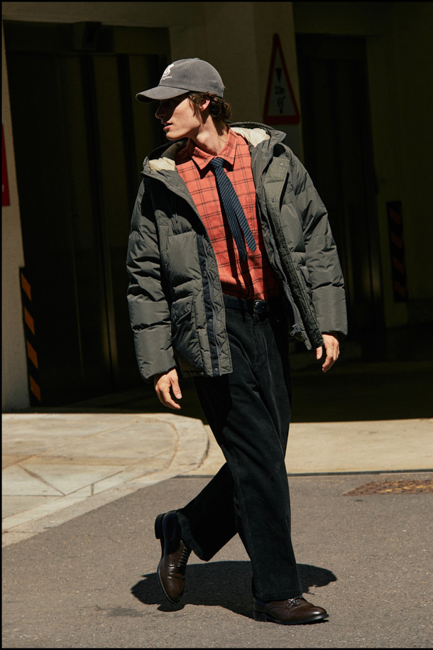 겨울 추위를 막아줄 사파리 후디 다운 점퍼입니다. 밀리터리 무드와 모던한 스타일을 결합하여, 일상에서 캐주얼, 미니멀, 클래식 스타일로 폭넓게 활용할 수 있습니다. 두꺼운 두께감의 나일론 소재로 제작되어 부드러운 촉감을 선사하며, N-3B 파카 스타일의 중기장 기장으로 보온성을 높였습니다. 허리 및 후드 스트링 조절, 가슴 및 사이드 아웃 포켓, 머스코비 다운 충전재, 이너 커프스 엘라스틱 밴드, 삼각무 디테일 등 다양한 특징으로 뛰어난 방풍 및 보온 기능을 제공합니다.
