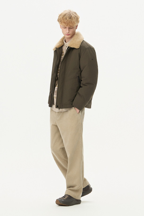 스핏파이어 베이직 다운 점퍼는 겨울철 일상과 출근룩에 모두 잘 어울리는 아우터입니다. 밀리터리 스타일과 베이직한 디자인이 조화롭게 어우러져 클래식, 미니멀, 캐주얼 등 다양한 스타일을 연출할 수 있습니다. 카키 색상의 무지 디자인에 두꺼운 두께감과 거친 촉감의 나일론 소재를 사용하여 보온성을 높였습니다. 탈착 가능한 리얼 무통 카라와 립 커프스, 노출 지퍼 포켓, 삼각무 패치 등의 디테일이 돋보이며, 머스코비 다운 충전재로 따뜻함을 더했습니다. 베이직핏의 긴 소매 다운 점퍼로, 지퍼 여밈 방식으로 편안하게 착용할 수 있습니다.
