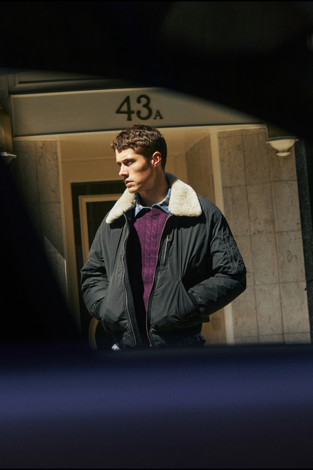 스핏파이어 이팩트 다운 블루종은 남성용 겨울 점퍼입니다. 빈티지 밀리터리 스타일의 오버핏 블루종으로, 톤 다운된 블루 컬러와 무지 디자인이 특징입니다. 두꺼운 나일론 소재와 구스다운 충전재, 안감으로 보온성을 높였습니다. 탈부착 가능한 무통 카라, 시보리 소맷단/밑단, 사이드 플랩 포켓, 소매 지퍼 포켓, 패치 지퍼 포켓 등의 디테일이 돋보이며, 출근룩과 여행룩, 캐주얼, 클래식, 미니멀 스타일 모두 소화 가능합니다. 지퍼형 여밈 방식으로 편안하게 착용할 수 있습니다.
