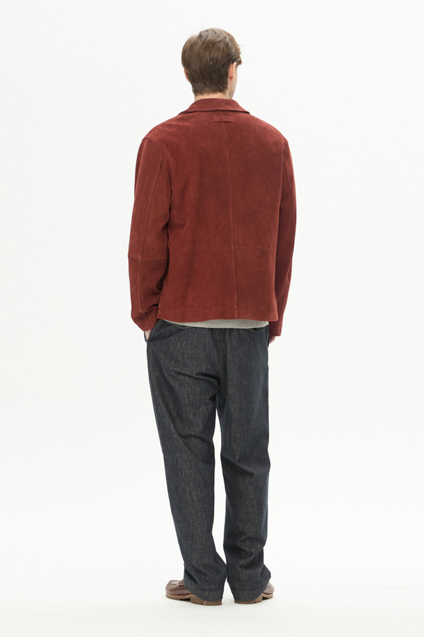 부드러운 촉감의 램 스웨이드 소재로 제작된 초어 재킷입니다. 가을 계절에 어울리는 브릭 컬러와 여유로운 핏으로 캐주얼 또는 클래식 스타일을 연출할 수 있습니다. 3개의 아웃포켓 디테일과 높은 통기성, 수분감을 갖춰 활동성은 물론 편안함까지 선사합니다. 데이트룩, 모임룩, 출근룩 등 TPO에 구애받지 않고 다양하게 활용 가능합니다. 가슴둘레 115cm 기준으로 제작되었습니다.
