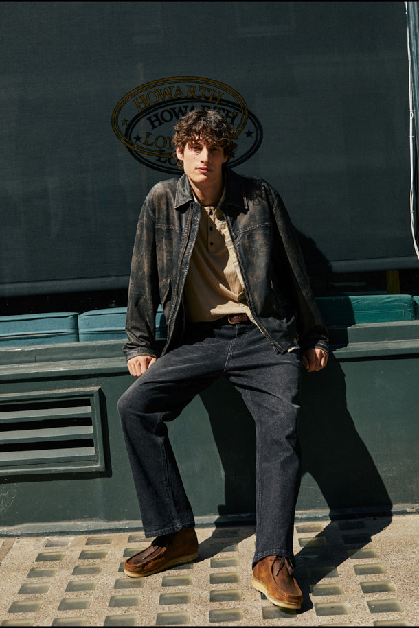 베지터블 레더 이팩트 블루종은 부드러운 촉감의 베지터블 램스킨 가죽으로 제작되어 가을 시즌, 데이트룩, 가을 나들이룩, 겨울 데일리룩에 활용하기 좋은 아우터입니다. 클래식과 캐주얼 무드를 넘나들며, 루즈핏으로 편안한 착용감을 선사합니다. 하이넥 실루엣과 플랩 포켓, 립 마감 디테일이 돋보이며, 투톤 워싱 이펙트와 은은한 광택감이 특징입니다. 집업 스타일로 간편하게 착용 가능하며, 미니멀한 스타일을 선호하는 분들께 추천합니다. 블랙 컬러의 무지 디자인으로, 어떤 옷에도 쉽게 매치할 수 있습니다.
