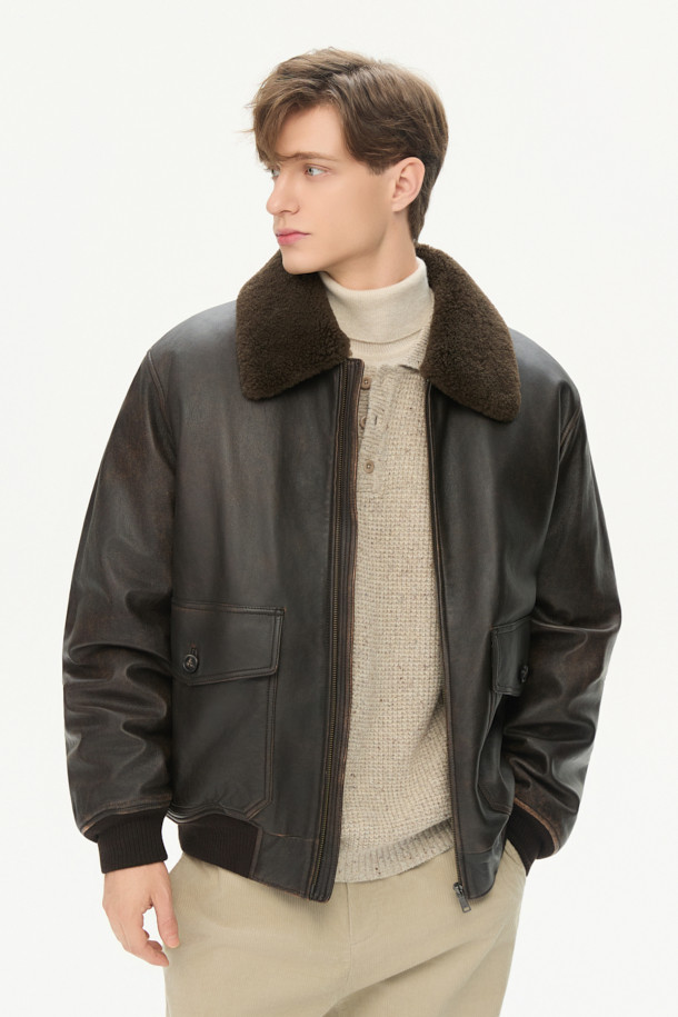 Spitfire(스핏파이어) 베지터블 레더 블루종은 부드러운 양가죽 소재와 클래식한 디자인으로 제작된 겨울용 아우터입니다. 릴랙스핏으로 편안한 착용감을 선사하며, 천연 퍼 칼라, 유러피안 구스 다운, 패치 포켓, 액션 플리츠, 페이딩 워싱, 투톤 컬러 등의 특징이 돋보입니다. 짙은 블루 색상과 두꺼운 두께감으로 보온성을 높였으며, 데이트룩, 출근룩, 모임룩 등 다양한 TPO에 활용 가능합니다. 미니멀하고 시크한 스타일을 연출하기에 좋은 아이템입니다. 집업 방식으로 간편하게 여밀 수 있습니다.
